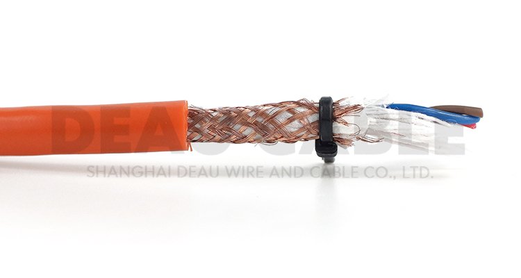 適用于連續往復運動下的安裝， 特別是工業作用環境下的頻繁彎曲場合， 如現代化機械標準部件的拖鏈中及物流系統、 操控系統、機械自動化系統等。數控機床、 電子設備、 五金沖壓、木材石材機械、玻璃與門窗機械、 注塑機、 機械 （人） 手、 建筑機械、 重型機器廠 、汽車制造、 起重運輸設備、 自動化倉庫、 碼頭、 消防車等的室內外環境需要屏蔽的場所。 特別需要無差異和變化的穩定的信息傳導與監控。