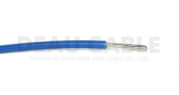特點(diǎn)/用途：具有耐磨、防水、耐寒、耐油耐汽油混合物、不易燃燒，不易老化，環(huán)保，在相對(duì)濕度在98%環(huán)境中可正常使用。廣泛用于飛機(jī)低壓線路，高速公路監(jiān)控設(shè)備線路安裝用、高速公路 用電感線圈專用線(電子警察用線，地感線圈用線)也用于照明燈具接線，馬路高桿燈用線。
