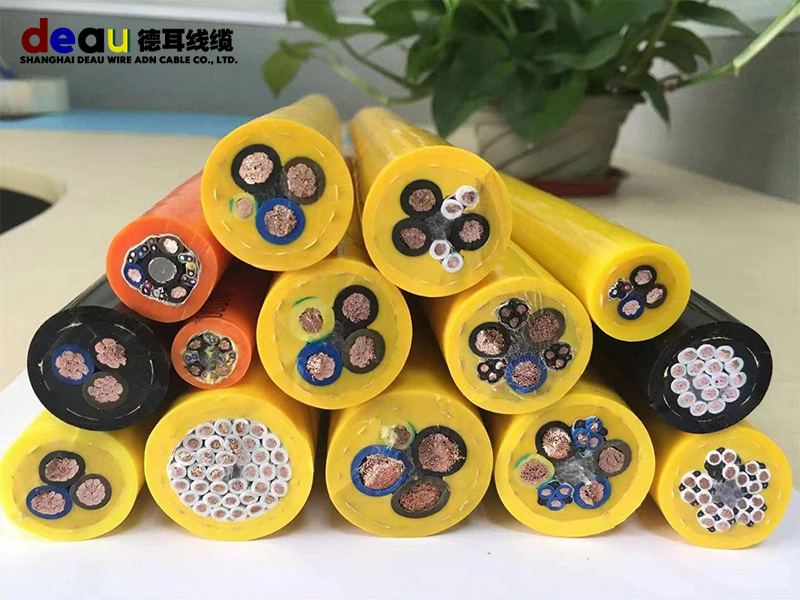 聚氨酯卷筒電纜、抗拉卷筒電纜電纜應(yīng)用：港口機械，盾構(gòu)機，斗輪機，取料機，堆料機，挖掘設(shè)備，大壩升降閘門及各類重型移動設(shè)備的電機驅(qū)動卷筒、彈簧控制卷筒、起升系統(tǒng)適合干燥或潮濕的室內(nèi)或戶外，可運用于高機械應(yīng)力并具有拉伸和扭轉(zhuǎn)應(yīng)力的應(yīng)用場合